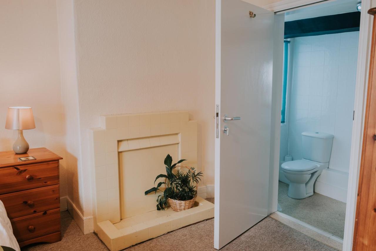 The White Bear Bed & Breakfast Devizes Bagian luar foto