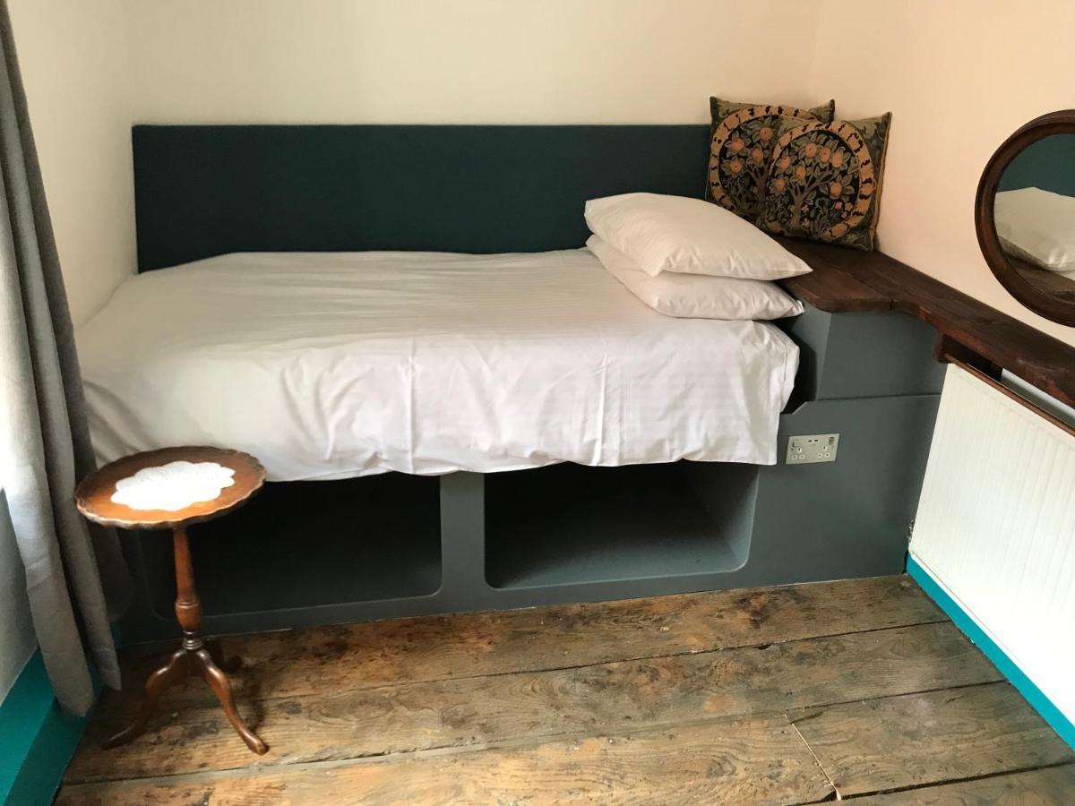 The White Bear Bed & Breakfast Devizes Bagian luar foto